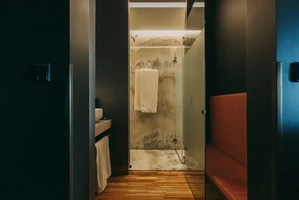 Stilvolles Badezimmer mit Glasdusche und modernem Design.