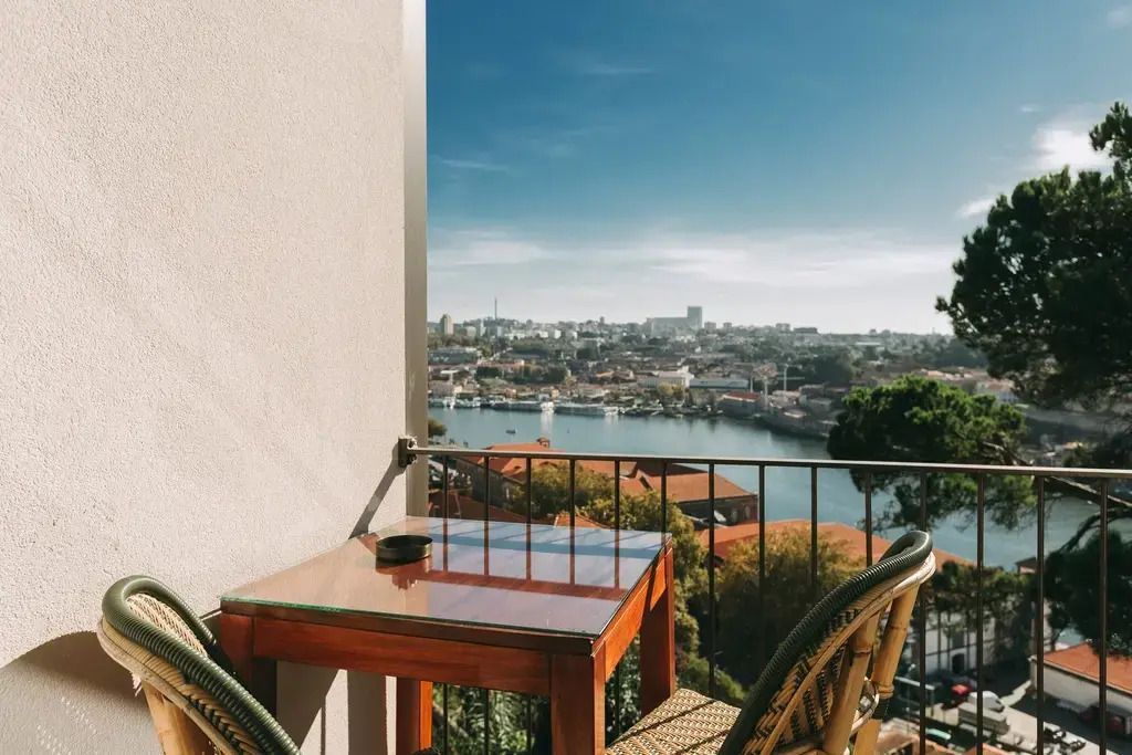 Balkon mit Blick über die Stadt und den Fluss an einem sonnigen Tag.