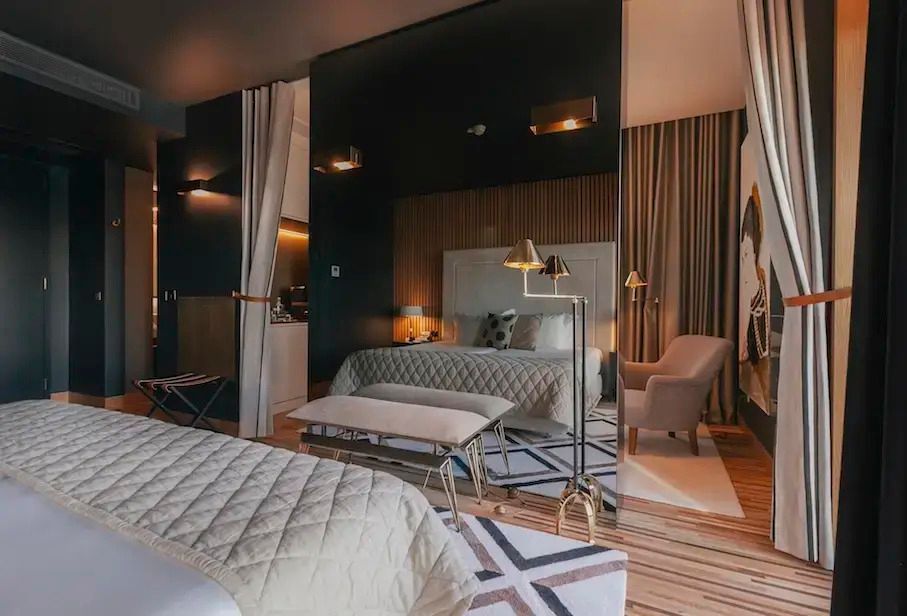 Elegantes Schlafzimmer der Deluxe Doppel Suite mit luxuriösem Dekor und gemütlicher Beleuchtung
