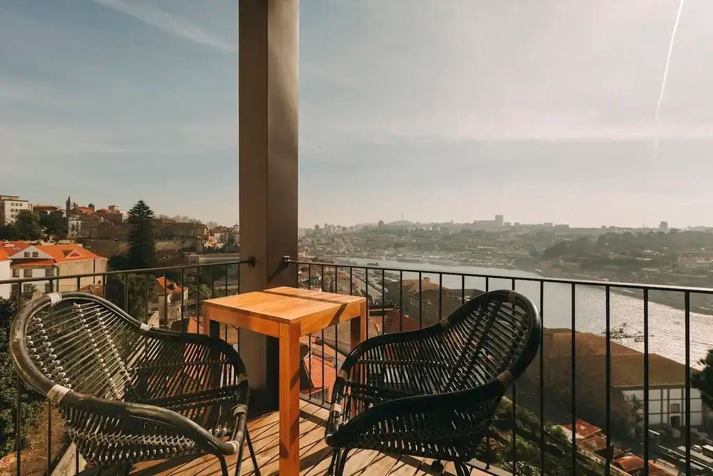 Atemberaubender Blick vom Balkon auf den Fluss und die Stadtlandschaft im Hintergrund