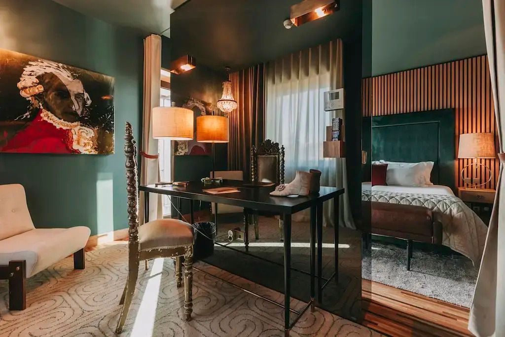 Elegante Sitzecke in der Deluxe Doppel Suite mit stilvollem Interieur und sanfter Beleuchtung