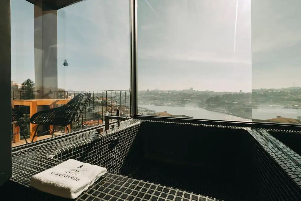 Luxuriöse Badewanne mit Aussicht auf den Fluss und die Stadt vom Fenster aus