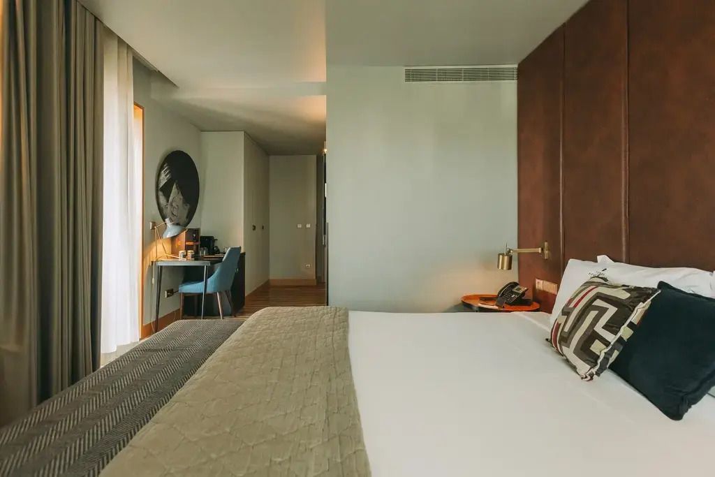 Deluxe Executive Schlafzimmer mit Doppelbett und Schreibtisch im luxuriösen Hotelzimmer