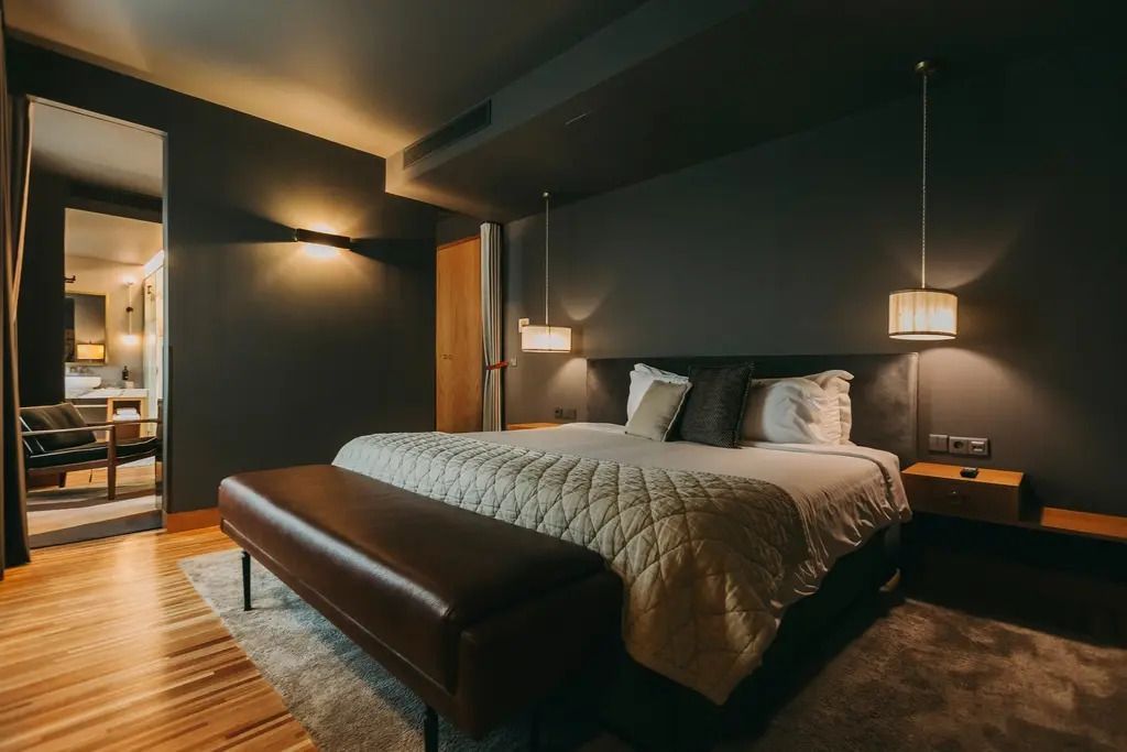 Modernes Schlafzimmer mit Doppelbett und eleganter Beleuchtung