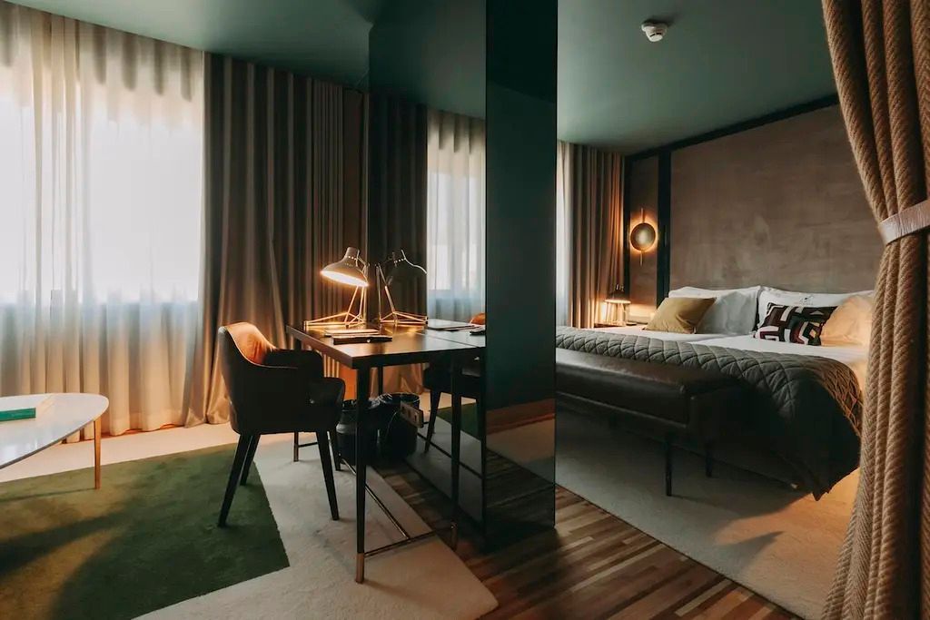 Gut beleuchteter Arbeitsbereich in einer luxuriösen Suite