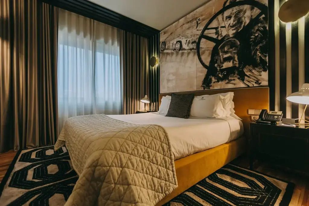 Elegantes Executive Doppelzimmer mit hochwertigem Bett und stilvollem Kunstwerk