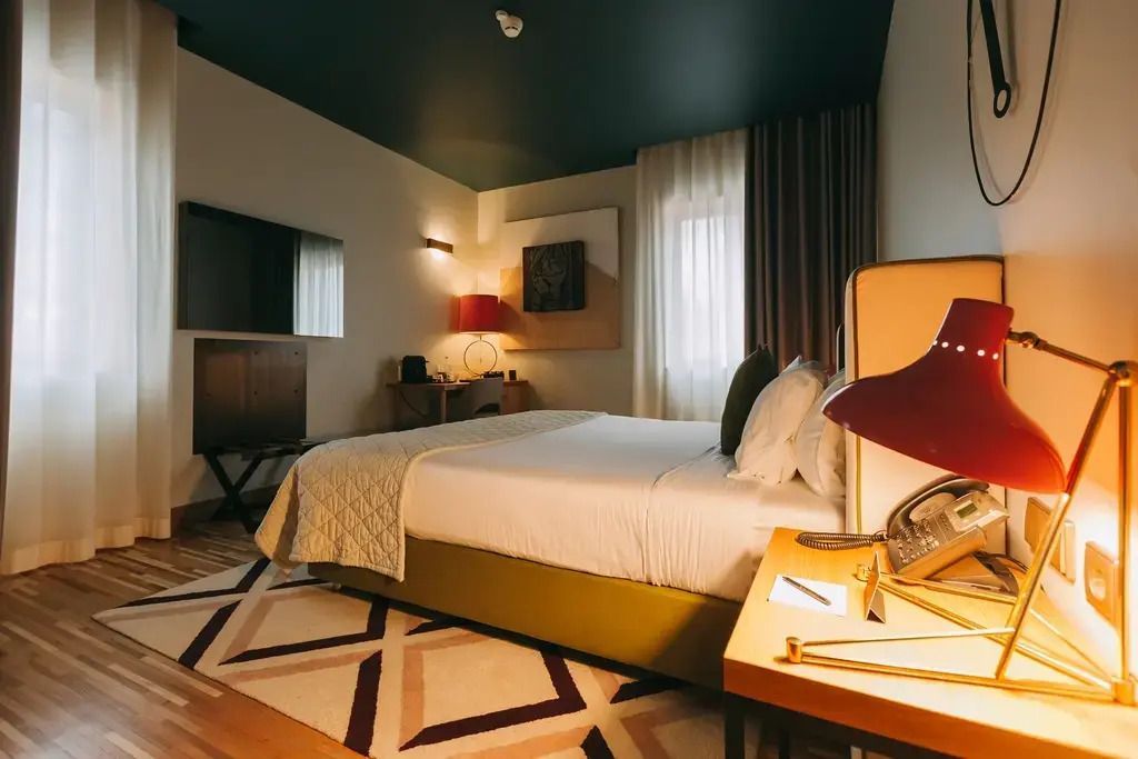 Komfortables Executive Doppelzimmer mit eleganter Beleuchtung und moderner Einrichtung