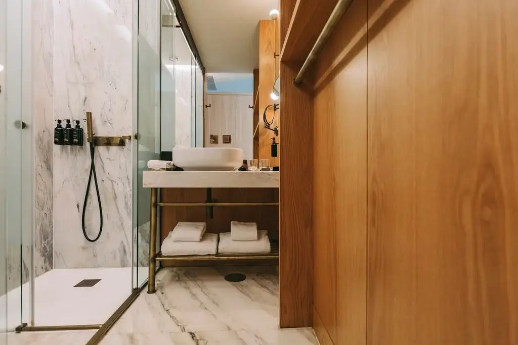 Modernes Badezimmer mit Marmorakzenten im Hotel Torel Avantgarde