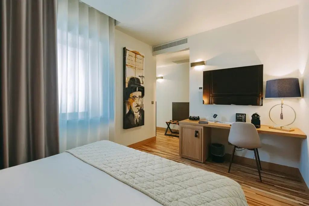 Klassisches Doppelzimmer mit modernem Dekor und großem Fernseher