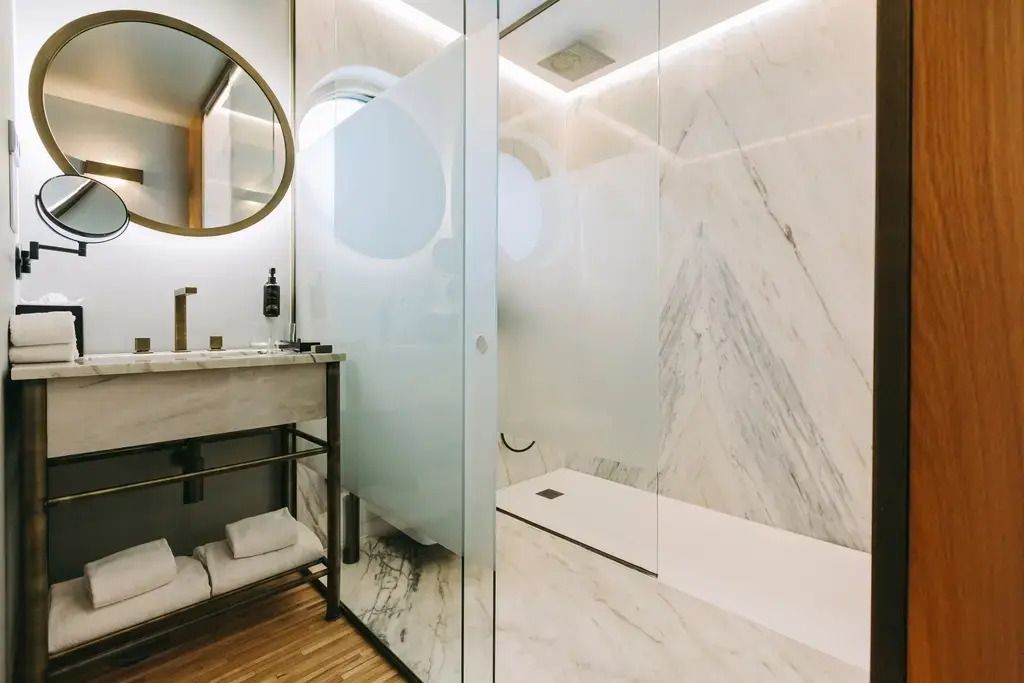 Helles Badezimmer mit Marmordetails und modernem Design