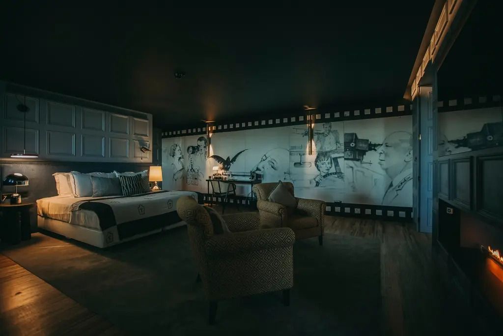 Stilvolles Zimmer mit Doppelbett und Wandkunst im Hotel Torel Avantgarde