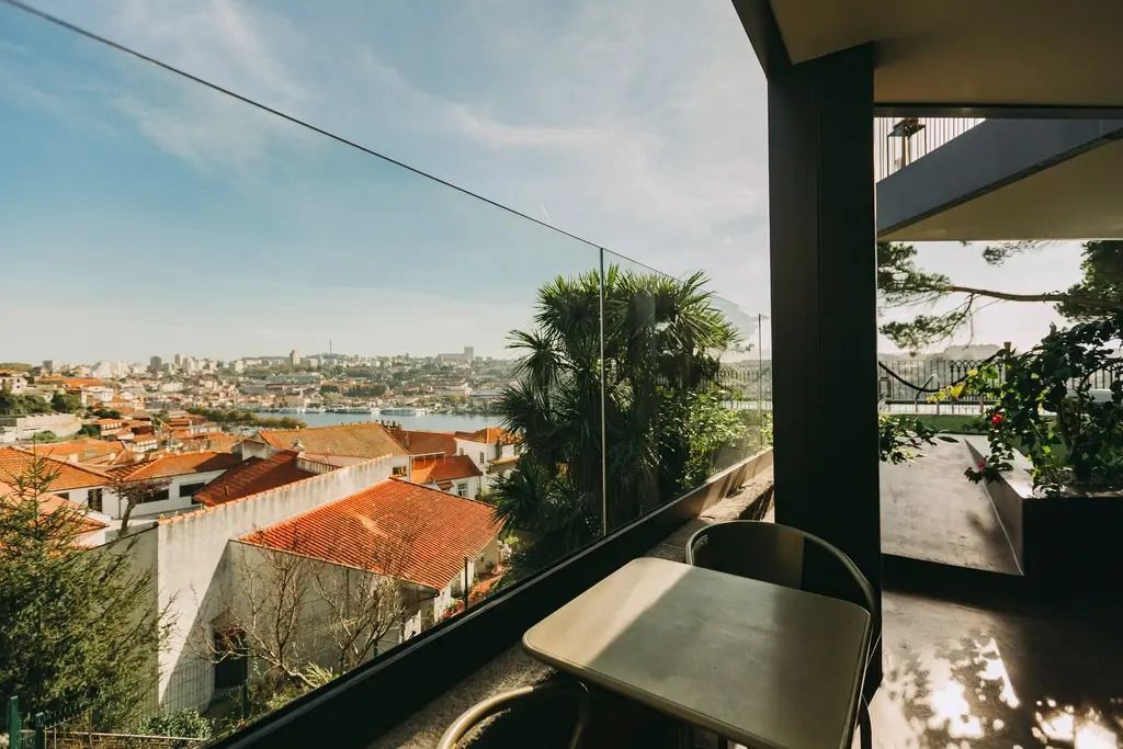 Sicht von einem Balkon mit Blick auf den Fluss und die Stadt Porto