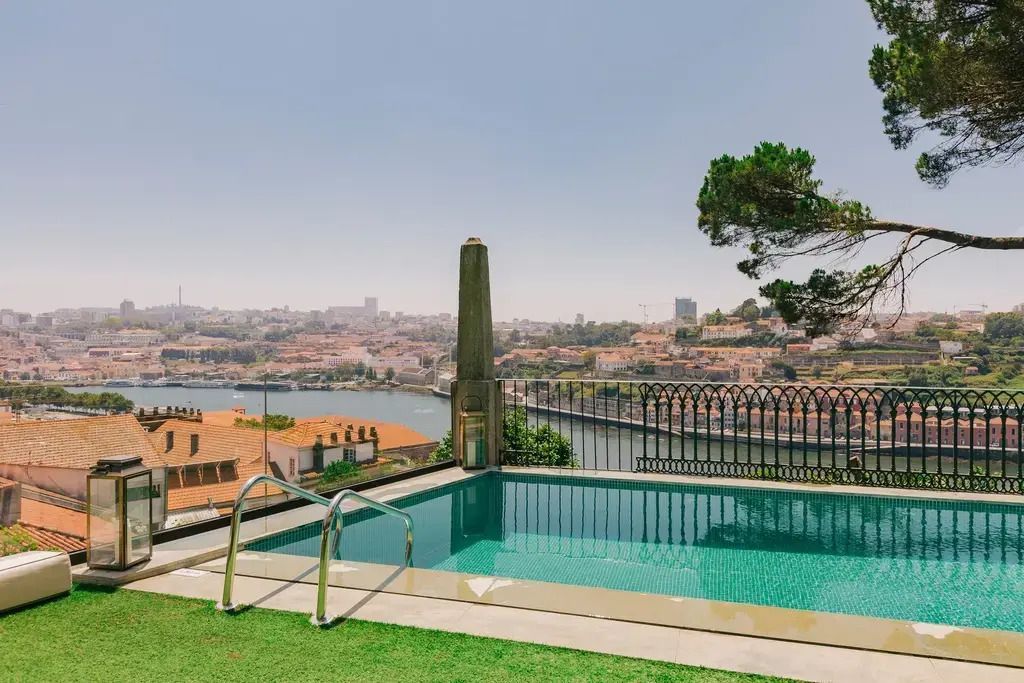 Infinity Pool mit Blick auf die Stadt Porto und den Fluss