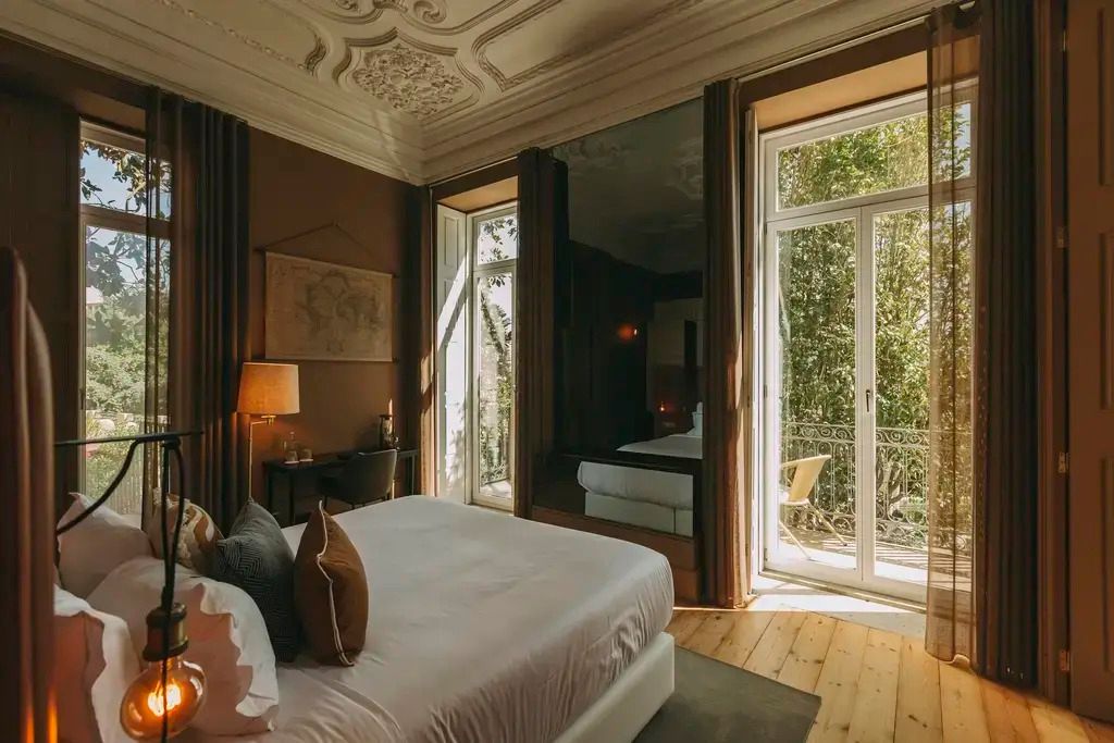 Elegantes Schlafzimmer mit Balkon und dekorativer Stuckdecke in der Royal Doppel Suite