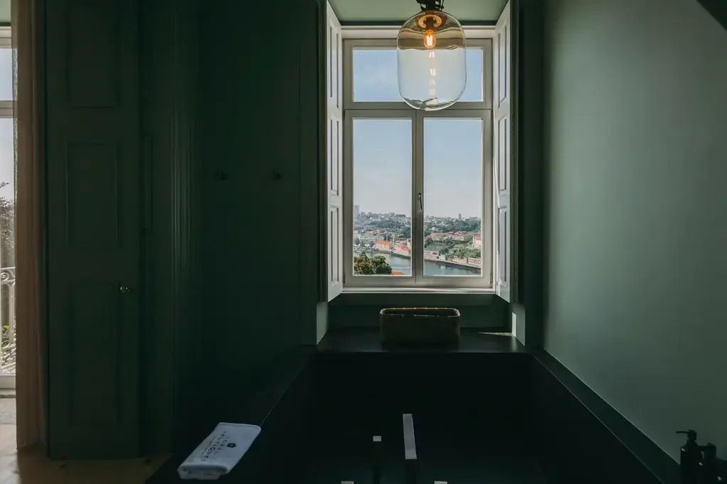 Badezimmer mit Fenster und Flussblick im Hotel Torel Avantgarde