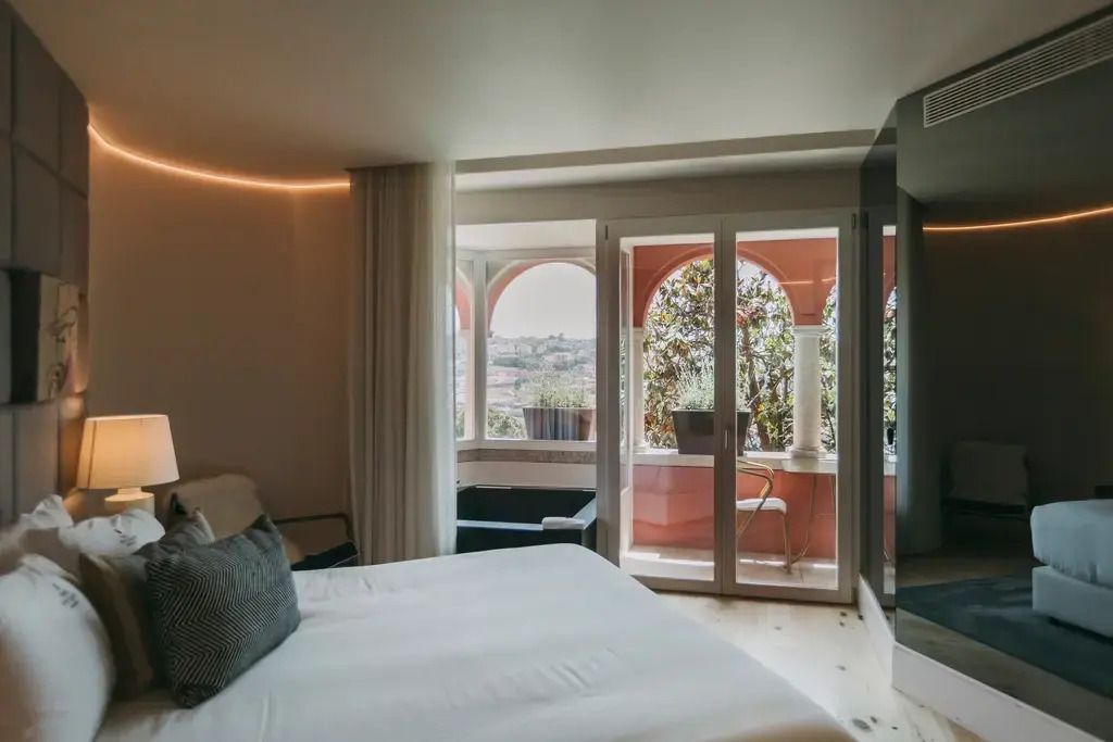 Geräumiges Zimmer mit Doppelbett und Aussicht auf Balkon mit Flussblick