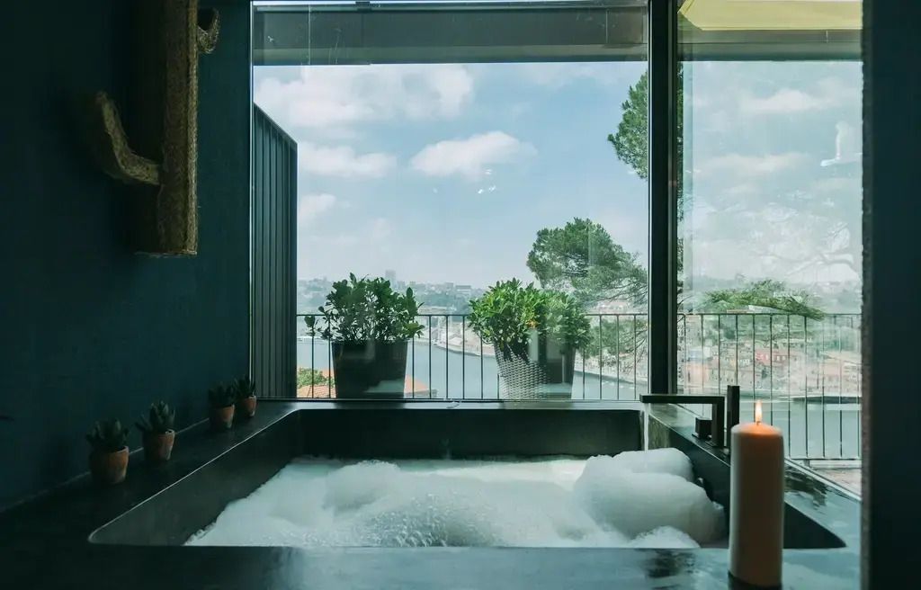 Badezimmer mit Badewanne und spektakulärem Flussblick
