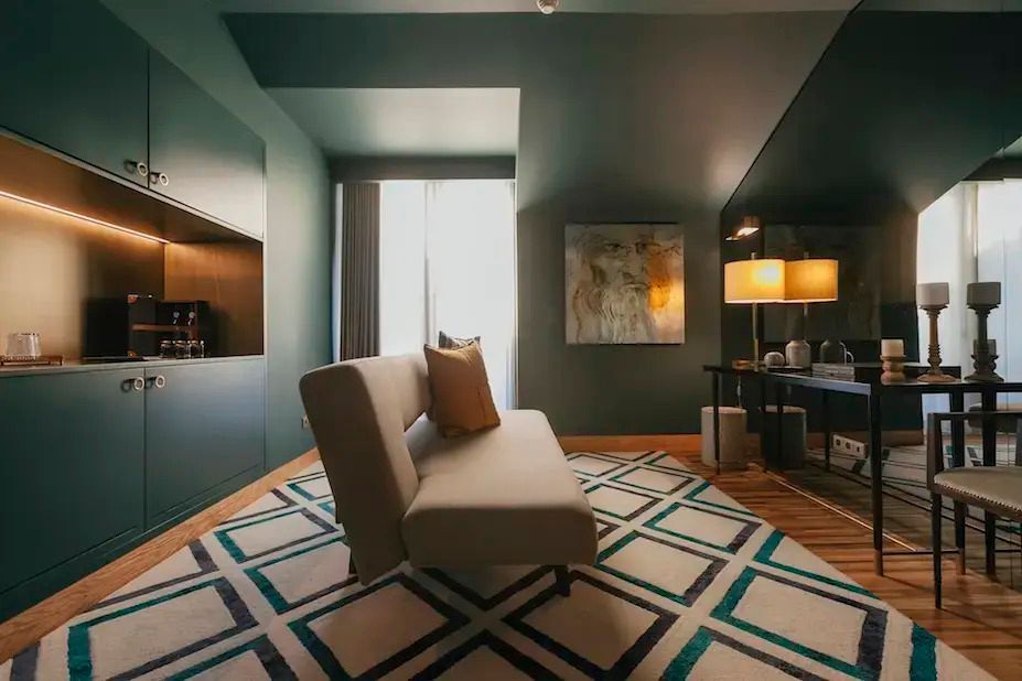Gemütliche Sitzecke in einem modernen Hotelzimmer mit natürlichem Licht.