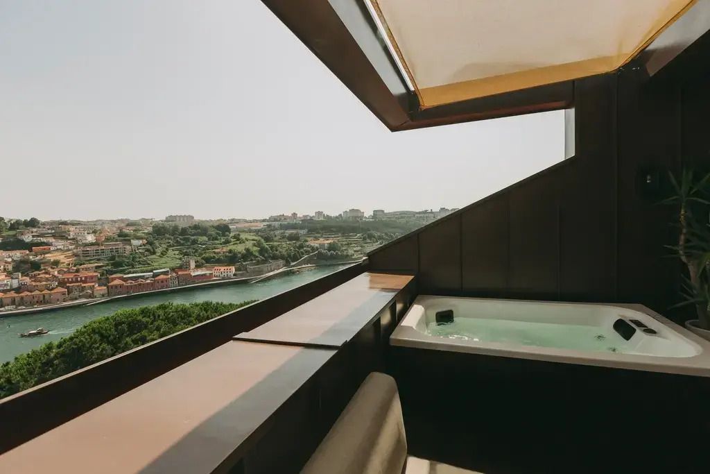 Private Terrasse mit Jacuzzi und beeindruckendem Blick über die Umgebung.