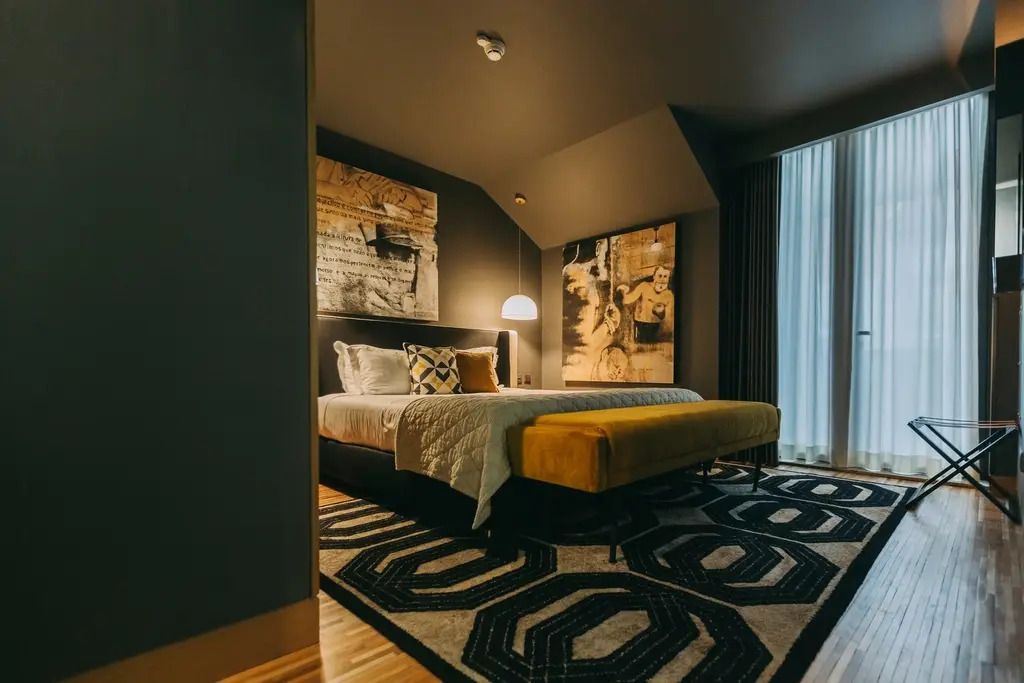 Elegante Suite mit Doppelbett und zeitgenössischem Kunstdekor
