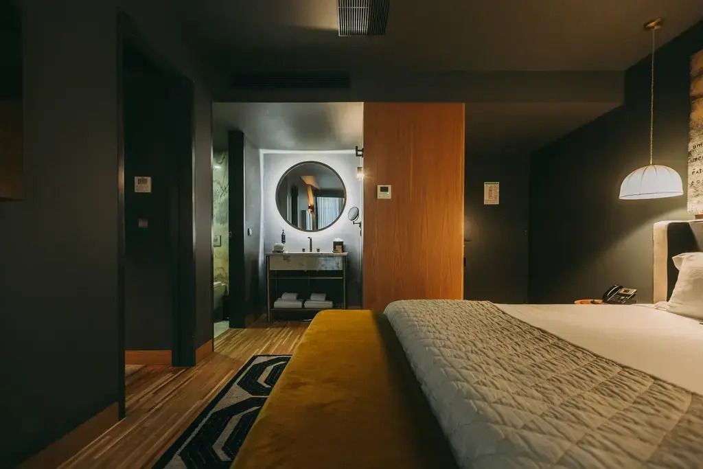 Gemütliches Schlafzimmer mit Blick auf das moderne Badezimmer