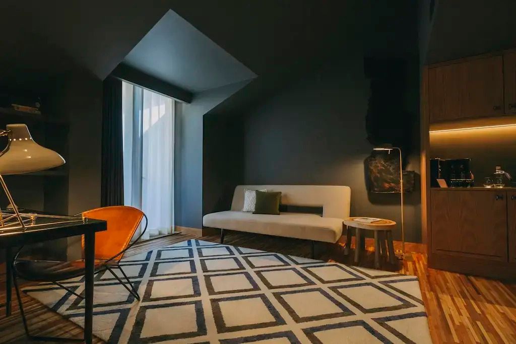 Heller Wohnbereich mit Sofa und großem Fenster