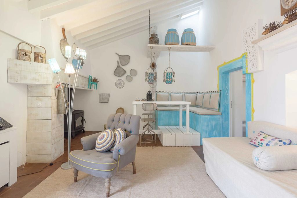 Gemütliche Sitzecke in der Junior-Suite mit rustikalem Design