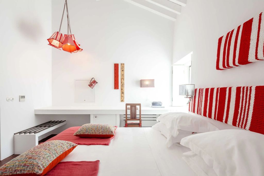 Lichtdurchflutetes Schlafzimmer in der Junior-Suite mit frischem Design