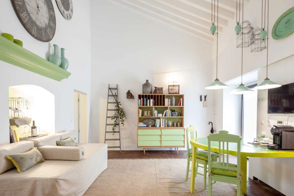 Farbenfrohes Wohnambiente in der Junior-Suite mit Vintage-Elementen