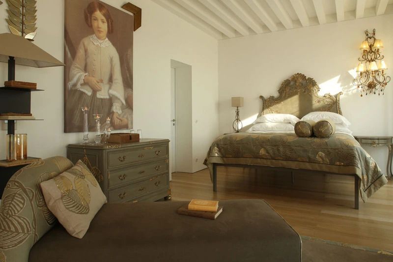 Zimmeransicht mit kunstvoller Dekoration und Bett.