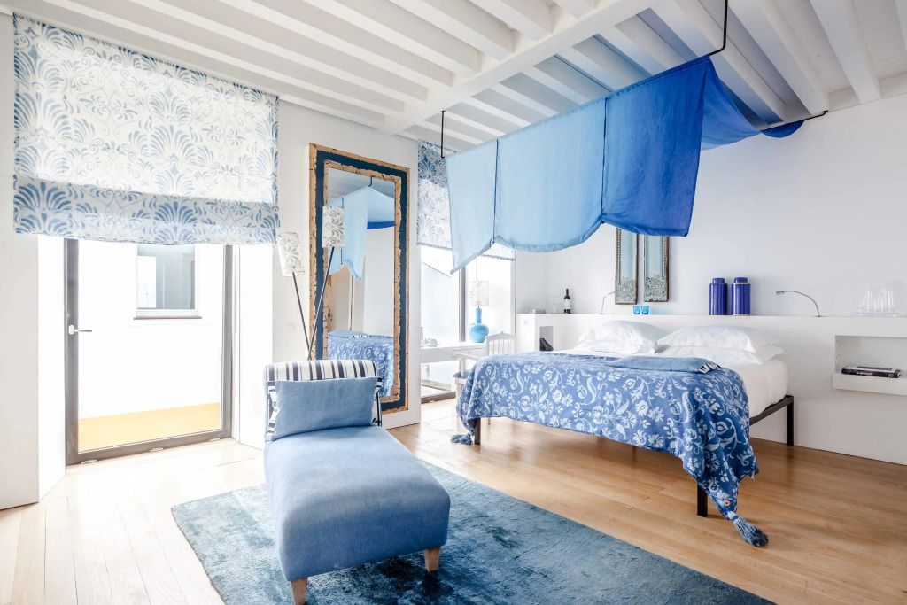 Modernes Doppelzimmer mit blauen Farbakzenten und Tagesbett