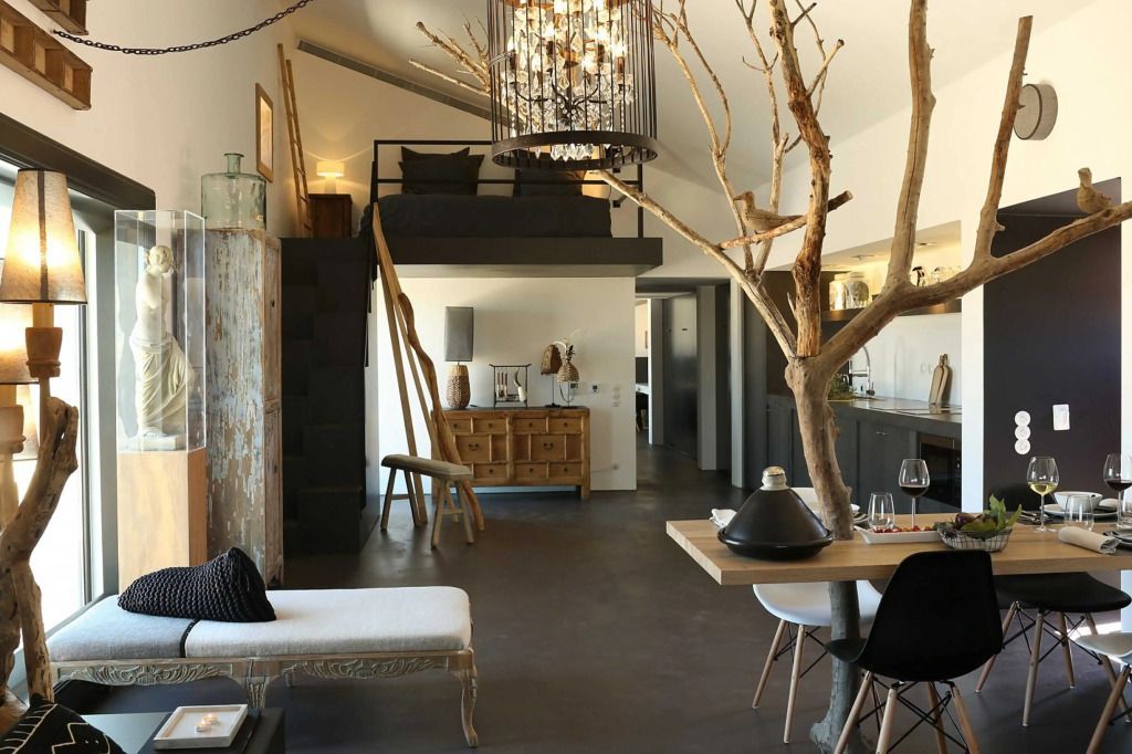Offener Wohnbereich in Suite mit rustikalen Elementen und hochwertigem Design