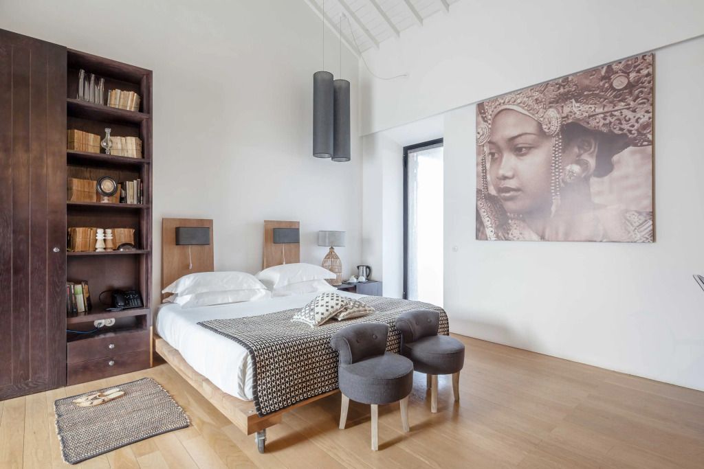 Helles Superior Doppelzimmer mit großem Kunstwerk an der Wand und stilvollen Möbeln