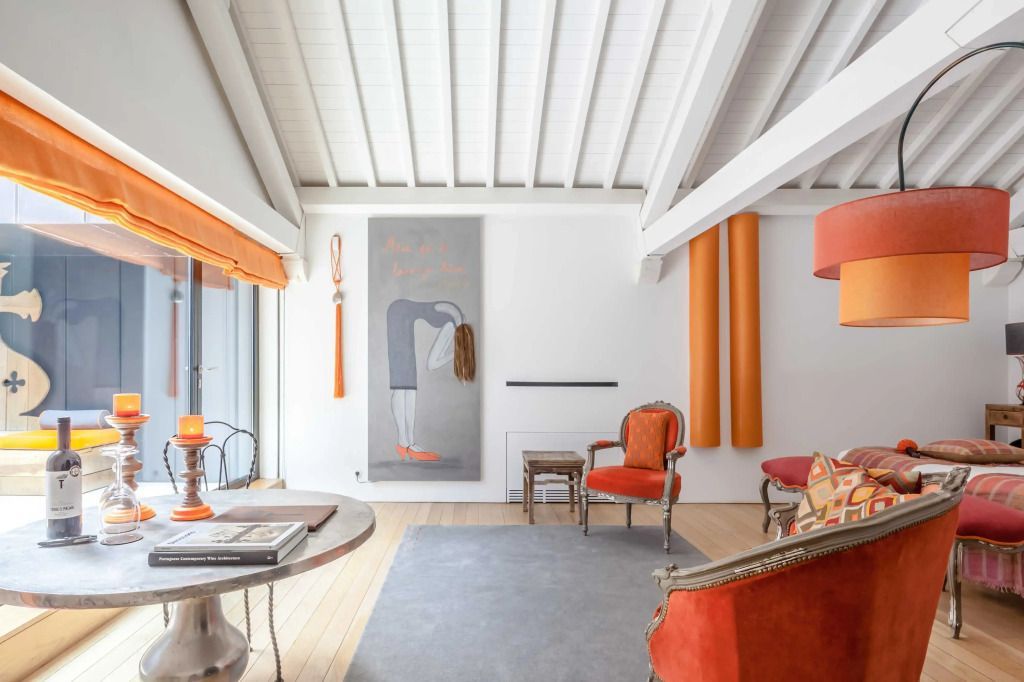 Moderner Wohnbereich mit stilvoller Deko in Orange und Grau