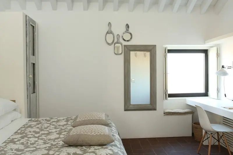 Zimmer mit Doppelbett und heller Dekoration im Torre de Palma Wine Hotel