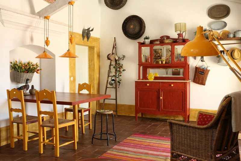 Farbenfrohes Esszimmer mit rustikalen Dekorationen im Torre de Palma Wine Hotel