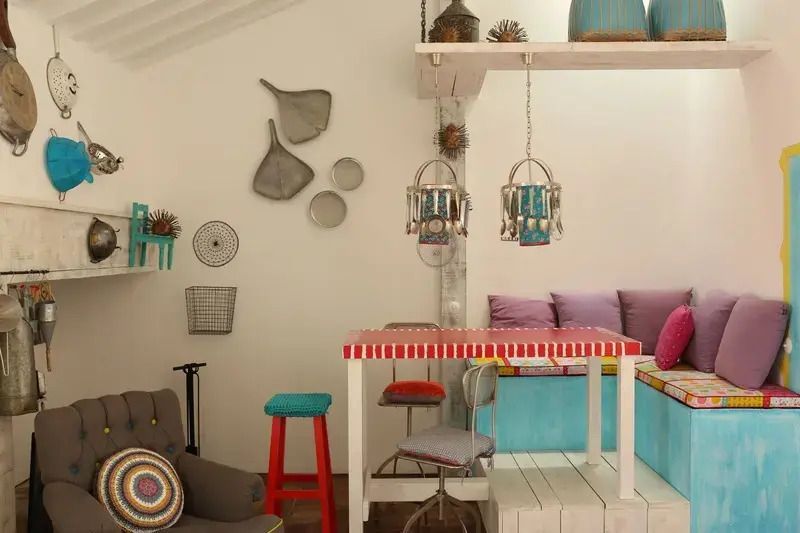 Gemütliche Lounge mit bunten Elementen und kreativer Dekoration
