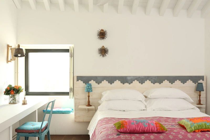 Helles Schlafzimmer mit farbenfrohen Details im Torre de Palma Wine Hotel