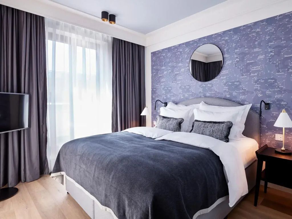 Gemütliches Schlafzimmer mit Doppelbett und stilvoller Tapete