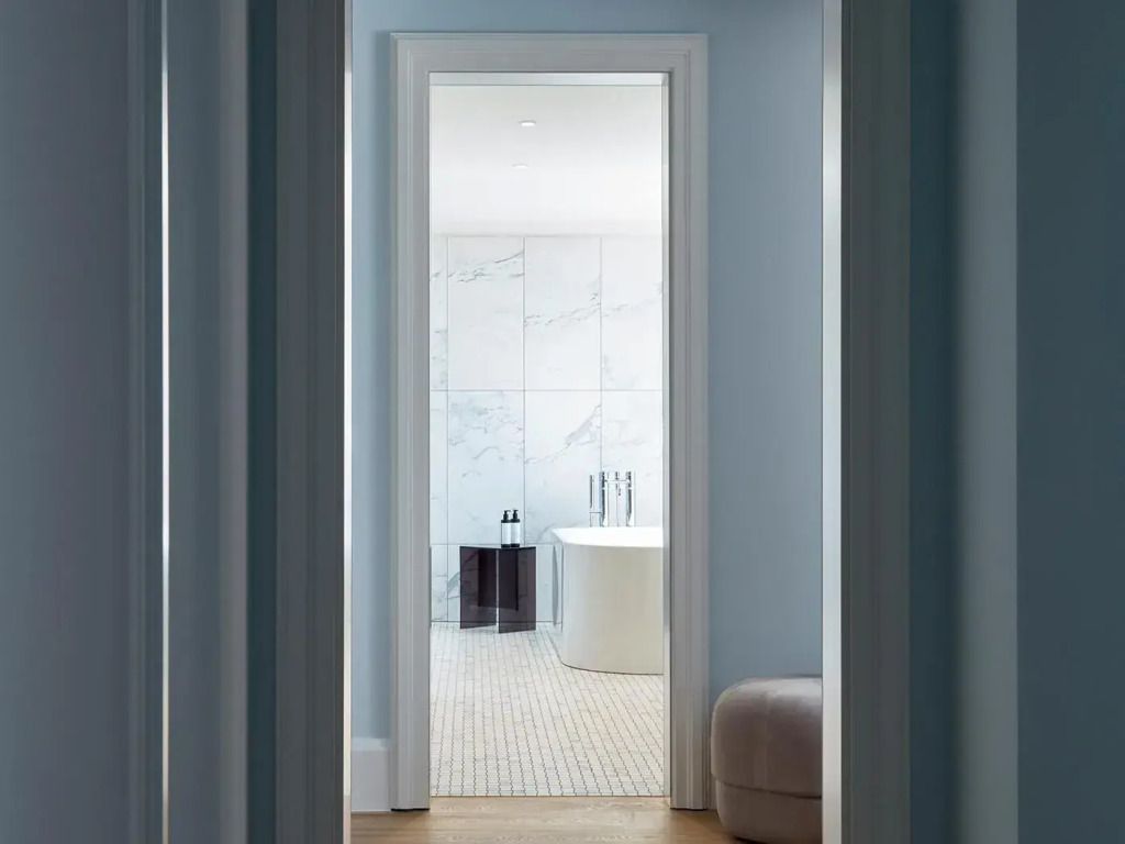 Blick durch den Flur ins Badezimmer mit Marmorfliesen