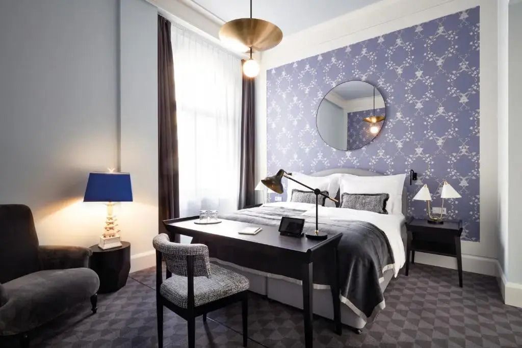 Elegantes Doppelzimmer mit stilvoller Tapete und modernem Dekor