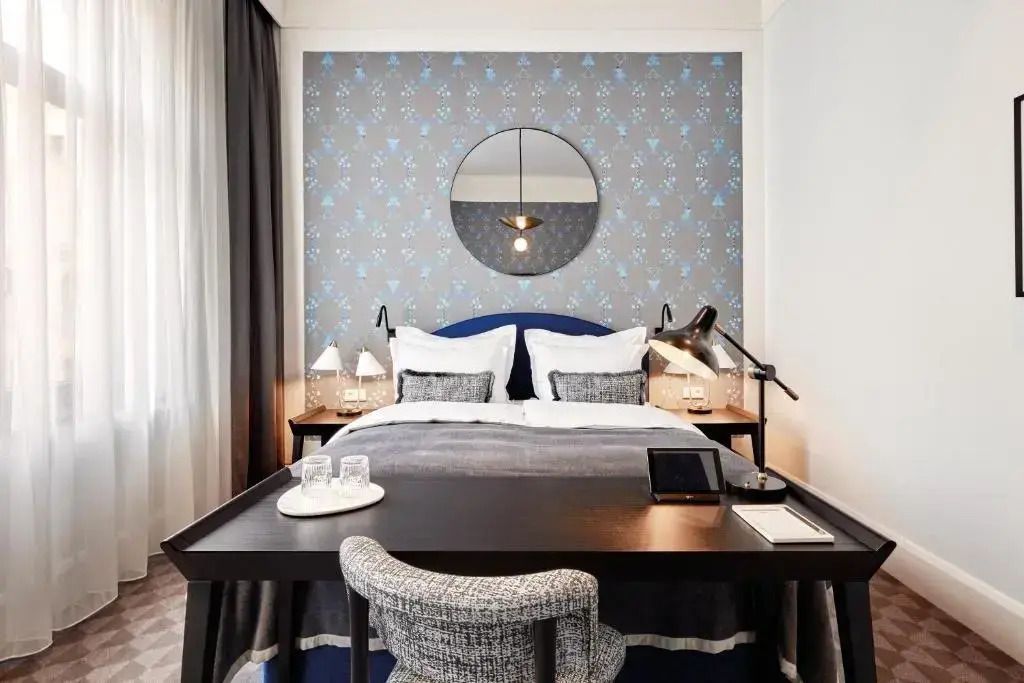 Gemütliches Doppelzimmer mit elegantem Design und Schreibtisch