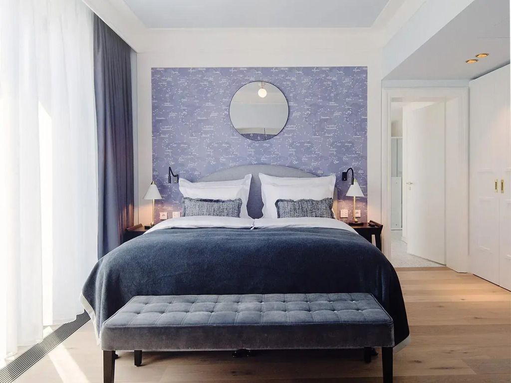 Elegantes Doppelbett in moderner Suite mit stilvoller Wandgestaltung
