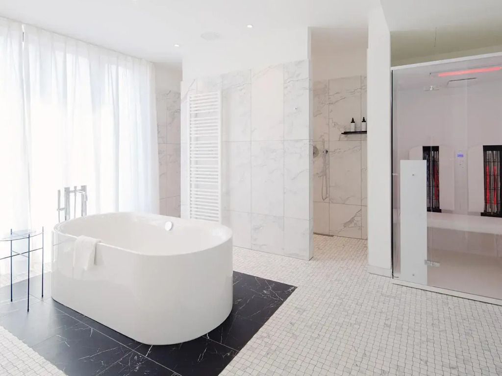 Modernes Badezimmer mit freistehender Badewanne und gläserner Duschkabine