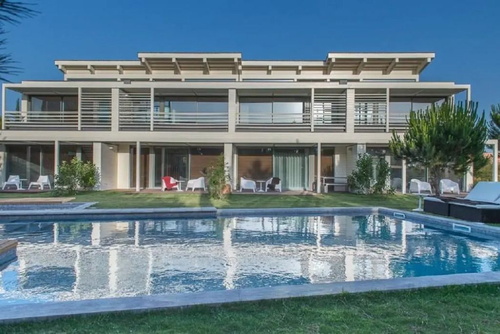 Stilvolle Villa mit Privatpool und moderner Architektur umgeben von Garten