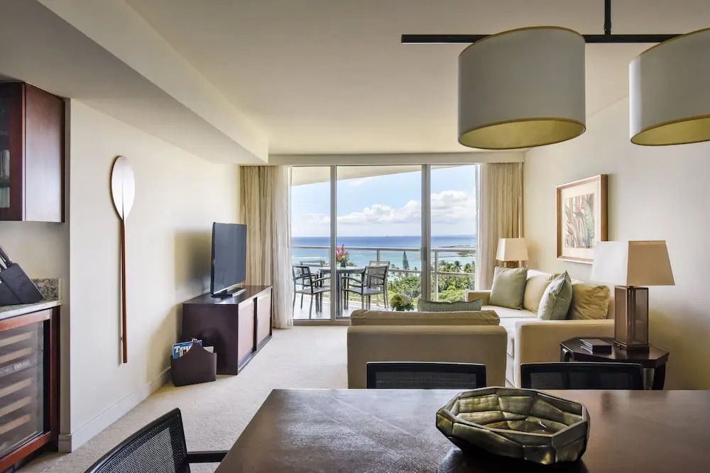 Elegantes Wohnzimmer in der Premium Suite mit Meerblick im Ka Laʻi Waikiki Beach Hotel