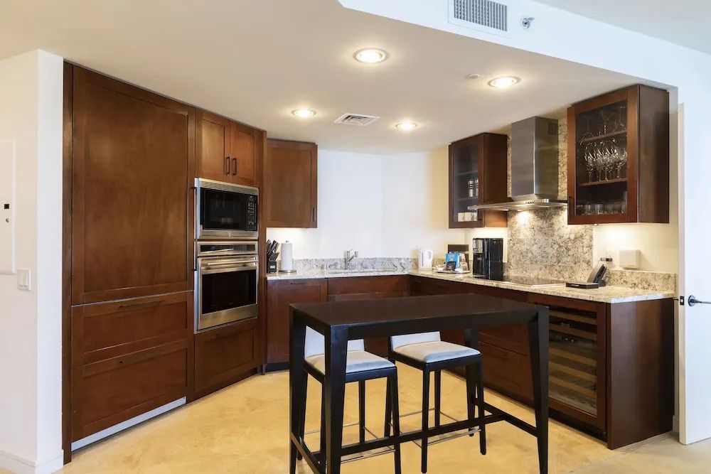 Moderne Küche mit edler Ausstattung in der Suite des Ka Laʻi Waikiki Beach Hotels