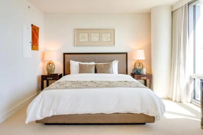 Elegantes Hotelzimmer mit Kingsize-Bett und stilvollen Nachttischen