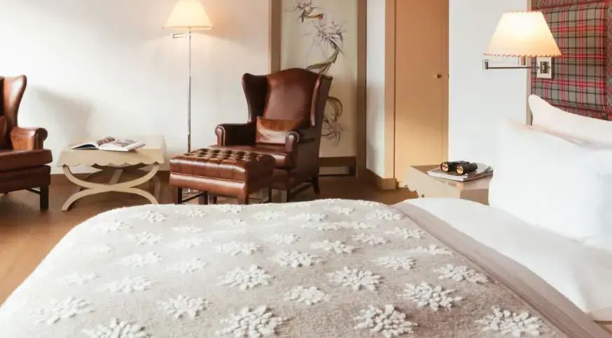 Eleganter Sessel in einem Deluxe Doppelzimmer mit gemütlichem Ambiente