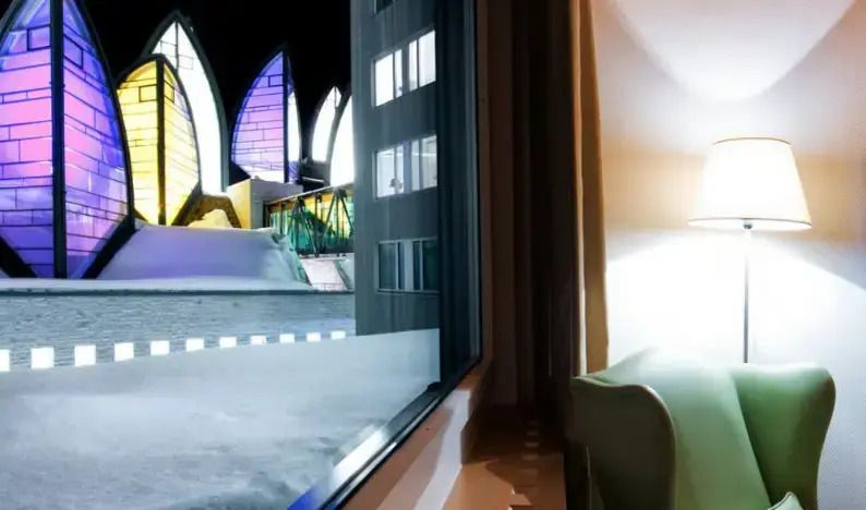 Abendlicher Ausblick aus dem Fenster mit beeindruckender Architektur
